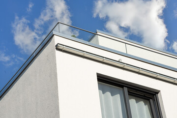 Edelstahl-Attika-Profilblech als Mauerschutz an Verglaste Balkone und Edelstahl-Kasten-Dachrinnen, Wasserfangkasten und Regenfallrohr an einer modernen Flachdach-Mehrfamilien-Wohnanlage