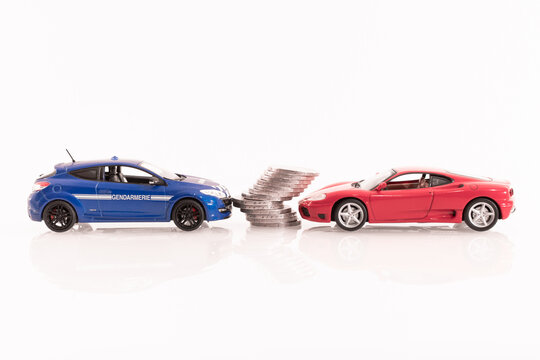 	
Véhicules miniatures Ferrari F355 et Renault Mégane de gendarmerie avec pièces de monnaie.	