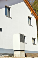 Fototapeta na wymiar Luftwärmepumpe / Klimaanlage für Heizung und Warmwasser an einem neu gebauten Wohnhaus