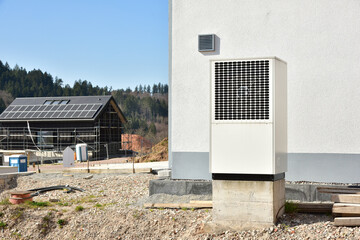 Luftwärmepumpe / Klimaanlage für Heizung und Warmwasser an einem neu gebauten Wohnhaus
