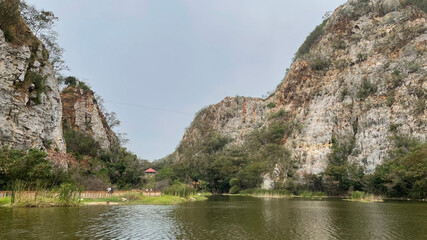 Fototapeta na wymiar Rochers effilés dans le parc de Khao Ngu Stone près de Ratchaburi en Thaïlande