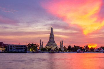 Fototapeta na wymiar Wat Arun, Temple of Dawn and the Chao Phraya River, Bangkok, Thailand