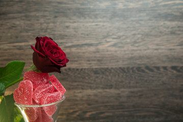 róża ze słodyczami na walentynki
