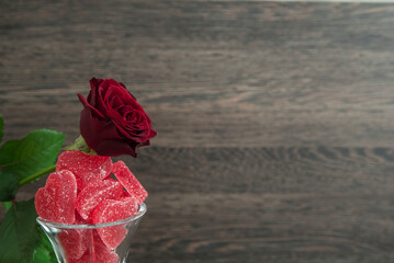 czerwona róża z czerwonymi słodkimi sercami