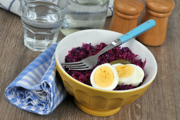 Repas diététique servi dans un bol de chou rouge avec des oeufs durs