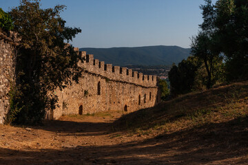 Obraz premium The defensive wall of Grimaud Castle 