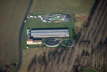 vue aérienne d'une usine de traitement des eaux près de Houdan dans les Yvelines en France