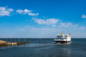 Fährschiff im Hafen Nordstrand an der Nordseeküste - 496496718