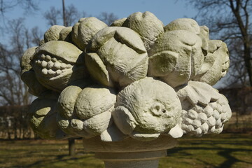 kamienna rzeźba w starym parku