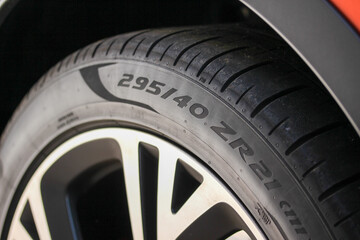 Macro of a tyre sized 295 40 ZR 21 © hanjosan