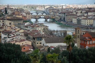 Fototapeta na wymiar 114 / 5.000 Risultati della traduzione From Piazzale Michelangelo in Florence, a view of the Arno river that flows through the city with its bridges and works of art. 