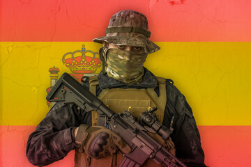 Angry spanish soldier armed with a rifle with spain flag as background behind - obrazy, fototapety, plakaty