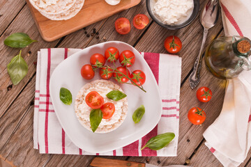 Rice cakes with milk flakes and tomato.