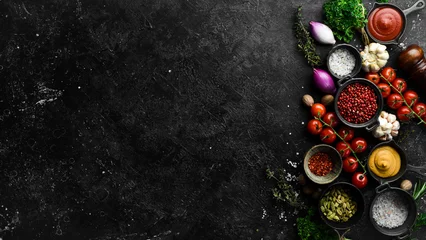 Photo sur Plexiglas Manger fond de cuisine. Épices et légumes. Vue de dessus. Espace libre pour votre texte.