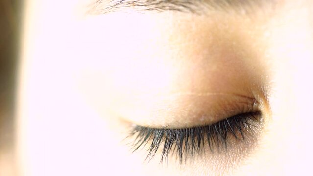 目のクローズアップ　目を開ける　スローモーション