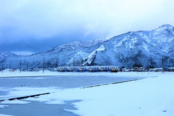 Fototapeta na wymiar 冬の鉄道