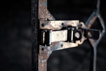 Gefängnistür ist offen Weg in die Freiheit geöffnet Schloss und Riegel