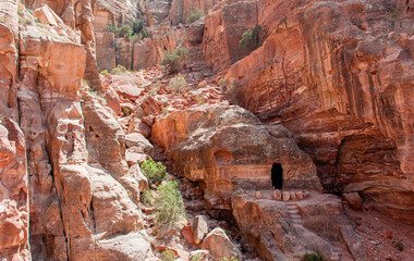 Obraz premium Cave-houses of Bedouin nomads in the ancient city of Petra in Jordan.