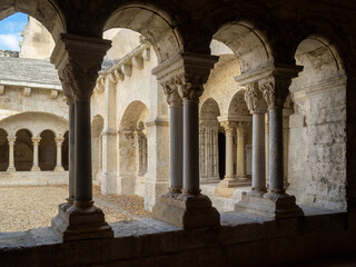 Fototapeta na wymiar Abbaye Montmajour cloister