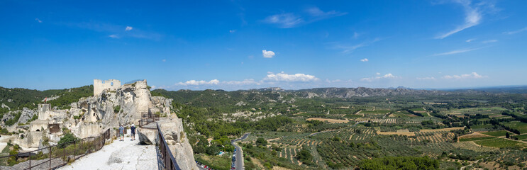 Obraz premium Chatêau des Baux and the valley bellow