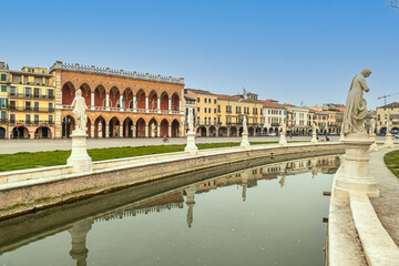 Fototapeta na wymiar The beautiful square of Prato della Valle in Padua