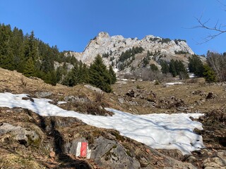 Mountaineering signposts and markings around the Kl&ouml;ntalersee reservoir lake (or Kloentalersee) and on the slopes of the Kl&ouml;ntal alpine valley (or Kloental) - Canton of Glarus, Switzerland (Schweiz)