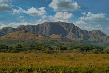 Fototapeta na wymiar Paisaje de atardecer en montañas de la provincia de Coclé, República de Panamá 