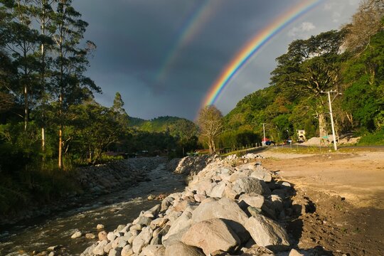 Paisaje con arcoris , r&iacute;o y bosque en  Bambito, Cerro Punta, Tierras Altas 