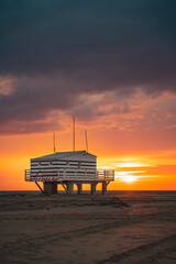 Rettungsturm am Strand im Sonnenaufgang in Frankreich