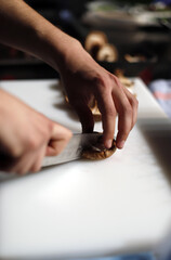Fototapeta na wymiar chef cortando champiñones en tabla de cocina