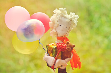 Muñeco con globos y regalo