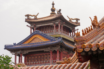Fototapeta na wymiar China, Beijing, Ciudad Prohibida Diferentes elementos de diseño de los coloridos edificios tejados detalles de primer plano