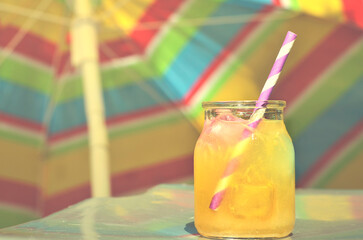 Jugo de naranja bajo la sombrilla