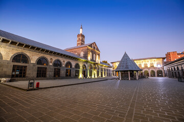 Diyarbakir Ulu Mosque, located in Turkey, is a historical monument located on the walls of Diyarbakir Castle, to the west of the axis connecting the Harput Gate and the Mardin Gate.