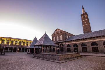 Obraz premium Diyarbakir Ulu Mosque, located in Turkey, is a historical monument located on the walls of Diyarbakir Castle, to the west of the axis connecting the Harput Gate and the Mardin Gate.
