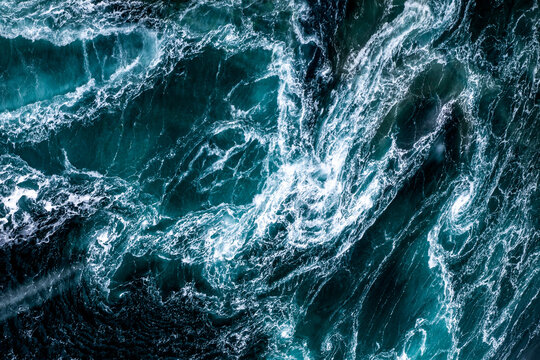 俯瞰で撮影した波 © cat_smile