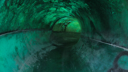 Interior de un Toboggan de color Verde