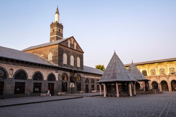 Diyarbakir Ulu Mosque, located in Turkey, is a historical monument located on the walls of Diyarbakir Castle, to the west of the axis connecting the Harput Gate and the Mardin Gate.
