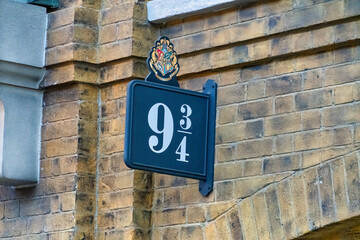 Naklejka premium Sign for platform 9 and three quarters at kings cross station Universal Studios