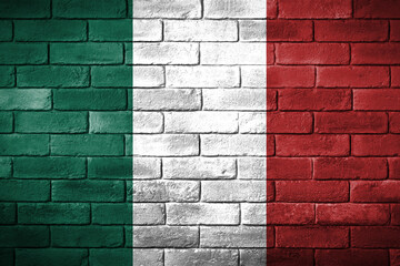 Flaga Włoch namalowana na ceglanym murze. The flag of Italy painted on a brick wall. - obrazy, fototapety, plakaty