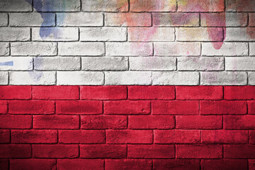 Flaga polski namalowana na ceglanym murze. The Polish flag painted on a brick wall. - obrazy, fototapety, plakaty