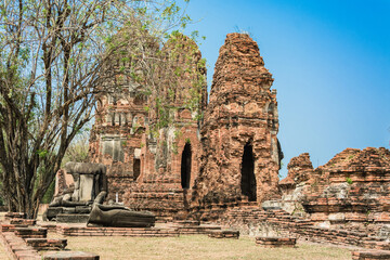 Fototapeta premium THAILAND Ruins and Antiques at the Ayutthaya Historical Park Tourists from around the world Buddha decay