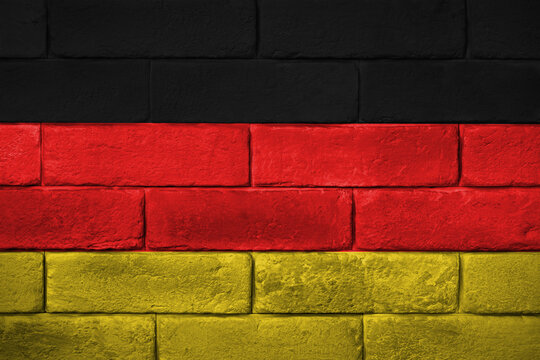 Flaga Niemiec  namalowana na ceglanym murze. The flag of Germany painted on a brick wall.
Deutsche Flagge an die Wand gemalt