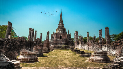 Obraz premium THAILAND Ruins and Antiques at the Ayutthaya Historical Park Tourists from around the world Buddha decay
