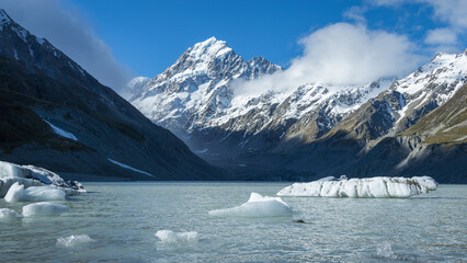 Fototapeta na wymiar Icebergs floating on the Hooker Lake, Mt Cook, New Zealand.