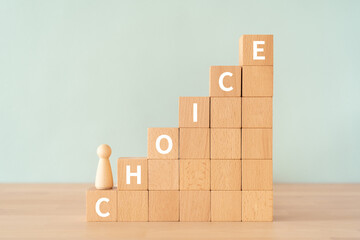 選択のイメージ｜「CHOICE」と書かれた積み木と人形