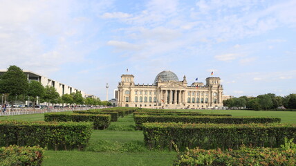 Fototapeta na wymiar Das Reichstagsgebäude, Sitz des Deutschen Bundestages, in Berlin.