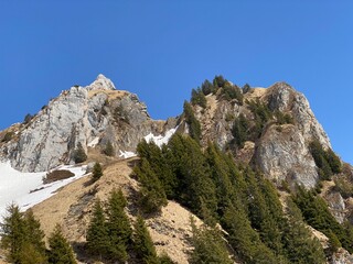 Rocky peak Dejenstogg or Dejenstock (2022 m) in the Glarus Alps mountain range, over the Klöntalersee (or Kloentalersee) reservoir lake and Klöntal alpine valley - Canton of Glarus, Switzerland