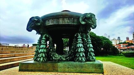 Monument to the Independence of Brazil, also called Monumento do Ipiranga or Altar da Pátria, is a sculptural set in granite and bronze belonging to the Independence Park.  ARCHITECTURE [Ettore Ximene