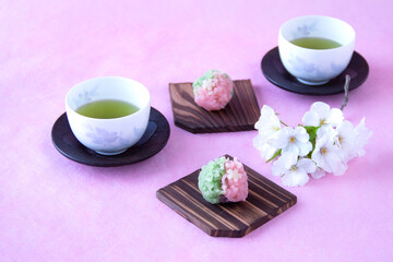 春の和菓子　さくらと若葉の練り切りと緑茶と桜の小枝（オオシマザクラ）